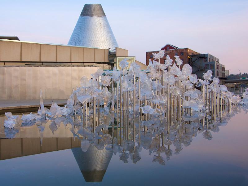 玻璃博物馆映照在雕塑池里 